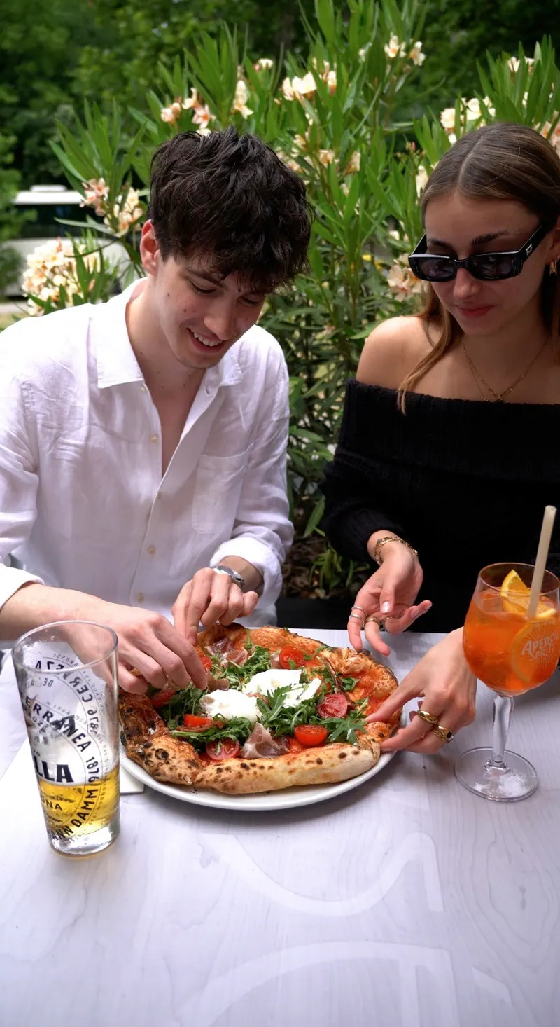 Vendégek pizzával a teraszon