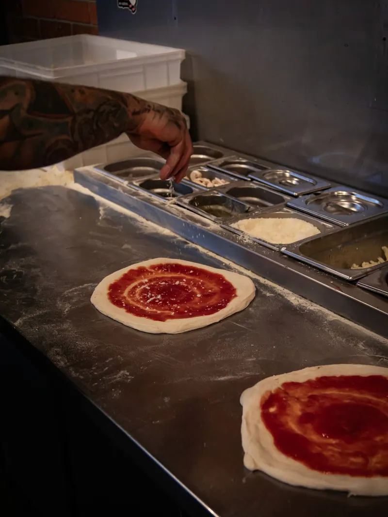Pizzakészítés a konyhában