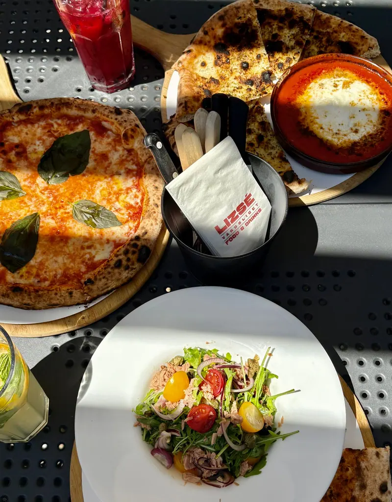 Margherita pizza, pizzakenyér, kemencés burrata és tonhalsaláta a teraszon