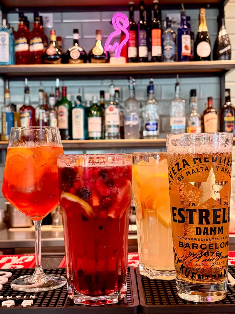 Aperol Spritz, bogyós limonádé, házi limonádé és csapolt sör a bárpulton