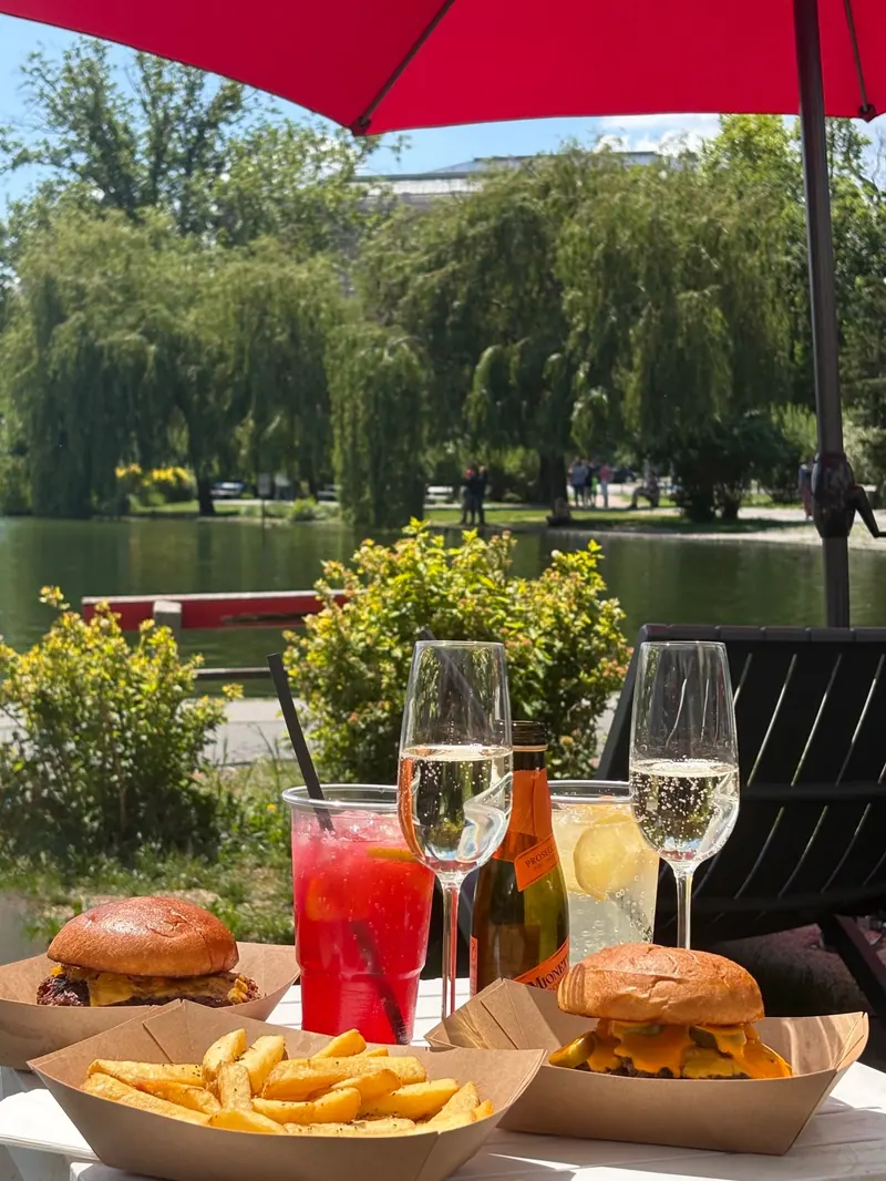 Smash burger, sült krumpli és prosecco a tóparton, piros napernyő alatt