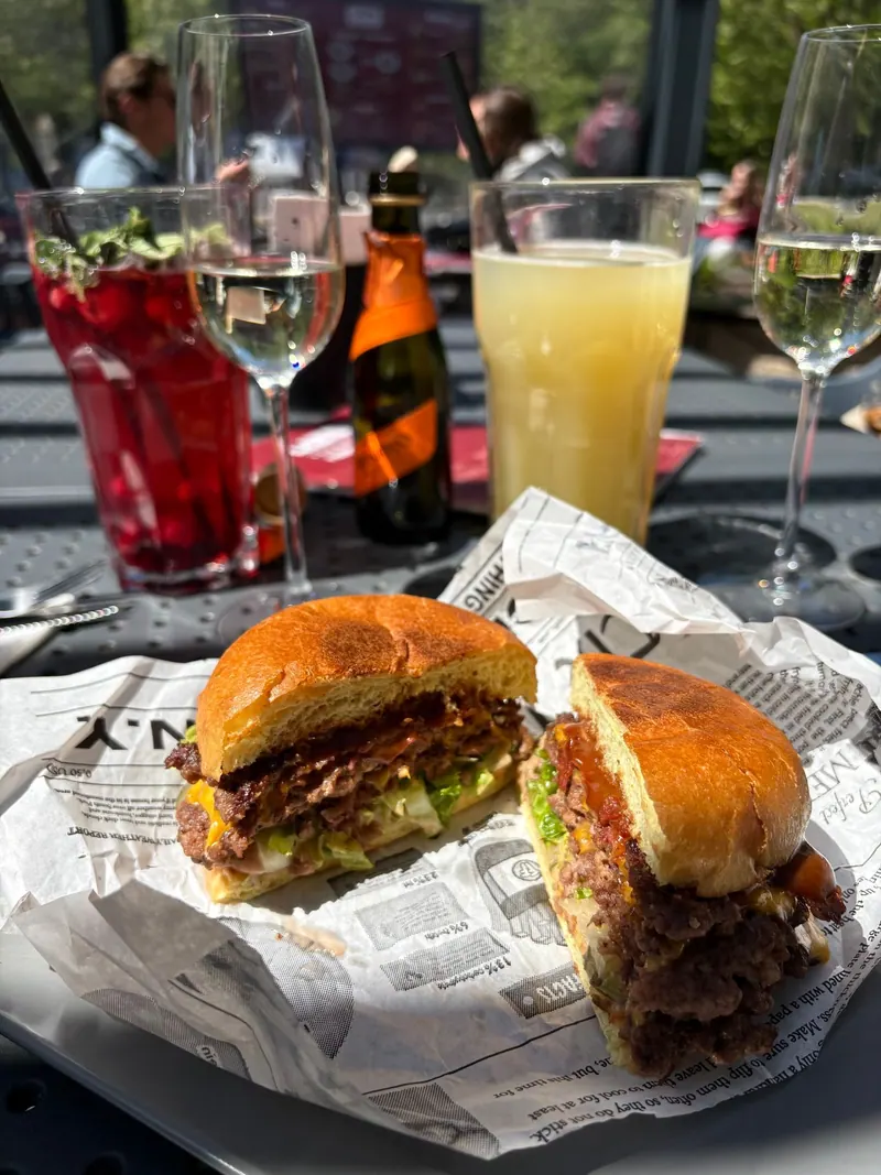 Kettévágott smash burger, limonádé és prosecco
