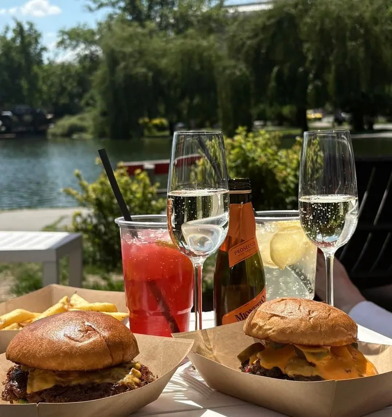 Smash burgerek, prosecco és limonádé a tóparton
