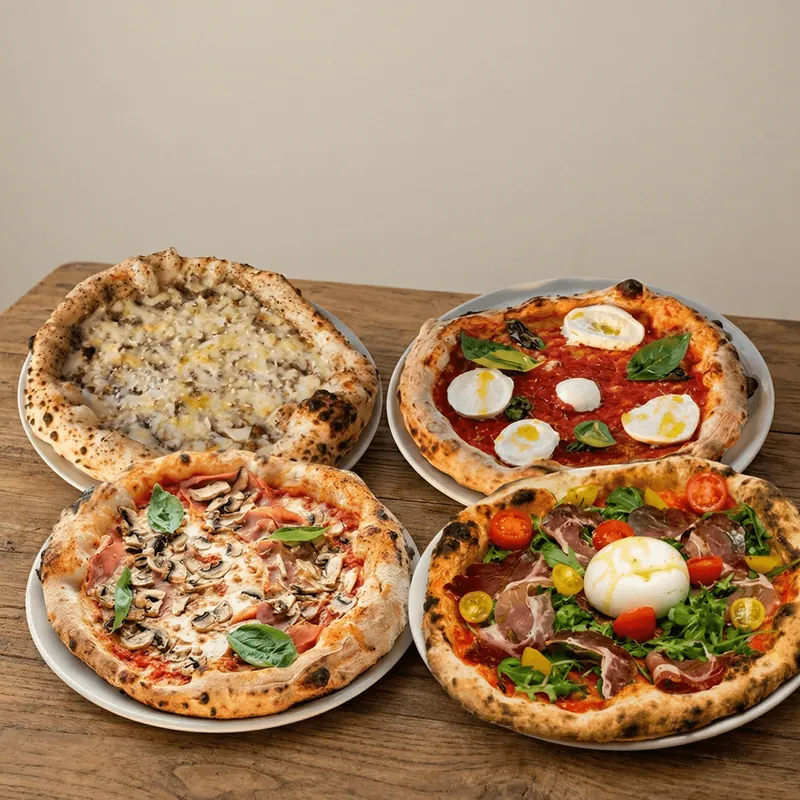 Négyféle nápolyi pizza fa asztalon